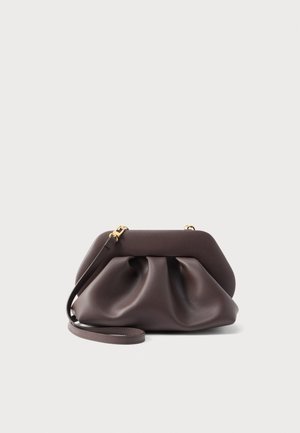 Σκούρο καφέ μαλακό δερμάτινο clutch με χρυσά μεταλλικά στοιχεία και αποσπώμενο λουράκι, με σχεδιασμό σε σούρες σε μονόχρωμο φόντο.