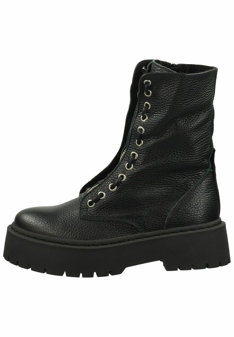 Botte de combat en cuir noir texturé avec semelle crantée épaisse et œillets pour les lacets, vue de profil latéral sur fond blanc.