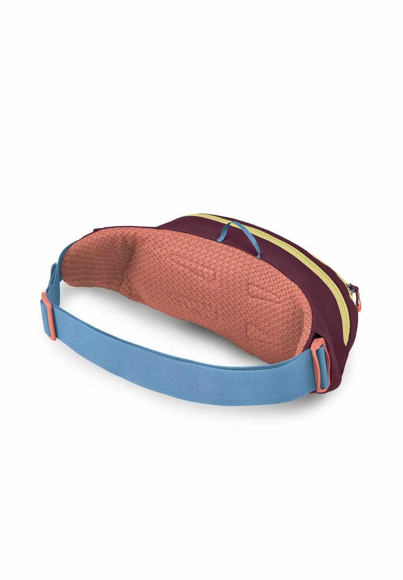 Pequeño bolso de cintura burdeos con cremallera amarilla, correa ajustable azul y panel trasero acolchado con textura para mayor comodidad.
