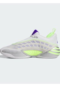 Αθλητικό παπούτσι τύπου low-top με λευκό πλέγμα στο πάνω μέρος, νεον πράσινες λεπτομέρειες, μωβ γλώσσα και υφή στην σόλα, σχεδιασμένο για αθλητική απόδοση.