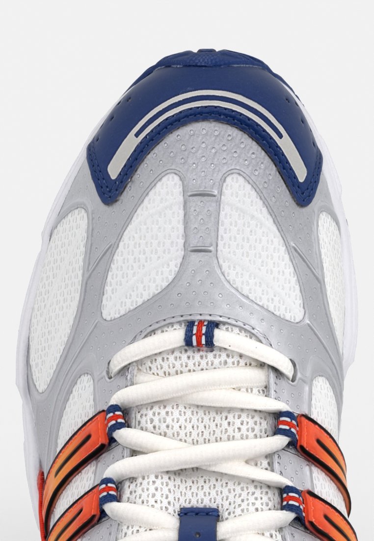 Scarpa sportiva con tomaia in mesh bianco, dettagli grigi, sovrapposizioni blu e accessori arancioni; include lacci bianchi e motivi testurizzati.