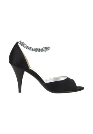 Chaussure noire à talon haut ouverte à l'orteil avec un talon fin et une bride décorative à la cheville en perles argentées.