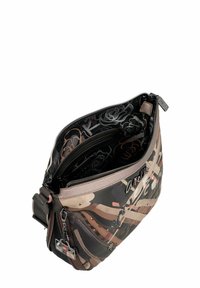 Borsa a tracolla in pelle con motivi astratti marroni e neri, dotata di chiusura lampo, tasche interne e un ciondolo decorativo.