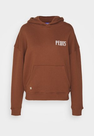 Brun hoodie med en frontlomme, ribbede ærmer og kant. Har hvid tekst "PEQUS." Blødt materiale med en let struktureret finish.