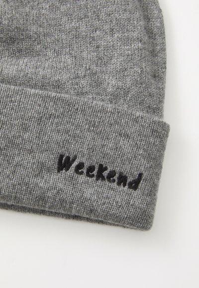 Grå strikket lue med ribbestrikket mansjett som har ordet "Weekend" brodert i svart. Myk tekstur og enkel, avrundet design.