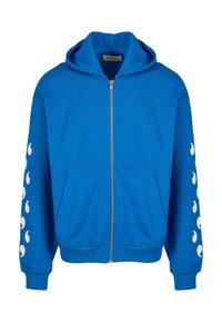 Felpa blu con zip realizzata in tessuto misto cotone. Presenta una tasca frontale e motivi bianchi sulle maniche. Vestibilità comoda con cappuccio.