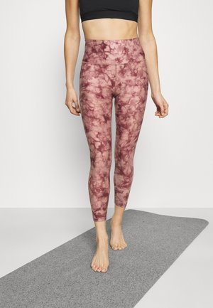 Legginsit marbled burgundy kuvioissa, korkea vyötärö, sileä pinta, yhdessä mustan lyhyen topin kanssa, harmaalla jooga-matolla.
