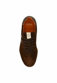 Sneaker en suède brun avec un design à lacets, présentant un dessus texturé et un accent à motif contrastant au niveau du talon. Forme classique, doublure en cuir.