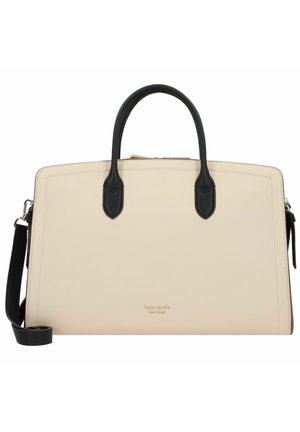 Crème- en zwarte leren handtas met dubbele handvatten, afneembare schouderriem en subtiel goudkleurig logo met de tekst "kate spade new york" op de voorkant.