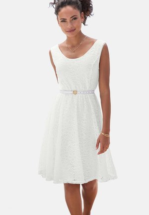 Weißes Spitzenkleid mit tailliertem Oberteil und ausgestellt Rock, ausgestattet mit einem gewellten Ausschnitt und einem weißen Gürtel mit goldener Schnalle.