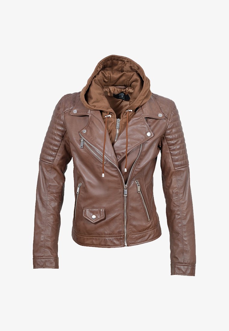 Bruine leren motorjack met een afneembare bruine capuchon. Beschikt over gewatteerde schouderaccenten en meerdere ritszakken.