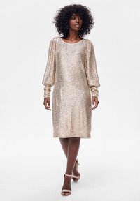 Złota sukienka z cekinami, z długimi bufiastymi rękawami, okrągłym dekoltem i prostą sylwetką. Gładka faktura z błyszczącymi cekinami.