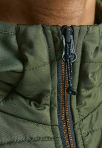 Jack & Jones JJEMULTI QUILTED JACKET - Lahka jakna - forest night