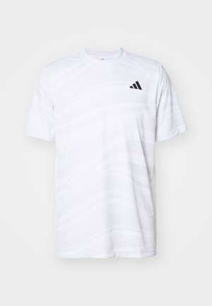Witte sportt-shirt met een subtiel golvenpatroon, ronde hals, korte mouwen en een zwart logo met drie strepen op de linkerbovenborst.