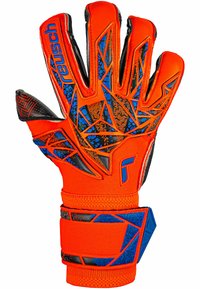 Torwarthandschuh in leuchtendem Orange mit blauen Akzenten. Verfügt über eine strukturierte Handfläche, winkelige Designs und einen sicheren Klettverschluss für Handgelenkstütze.