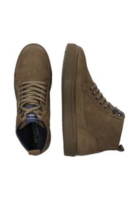 Bruine suede hoge sneakers met ronde neus, vetersluiting aan de voorkant en een gestructureerde rubberen zool. Bevat metalen oogjes en gewatteerde enkelsupport.