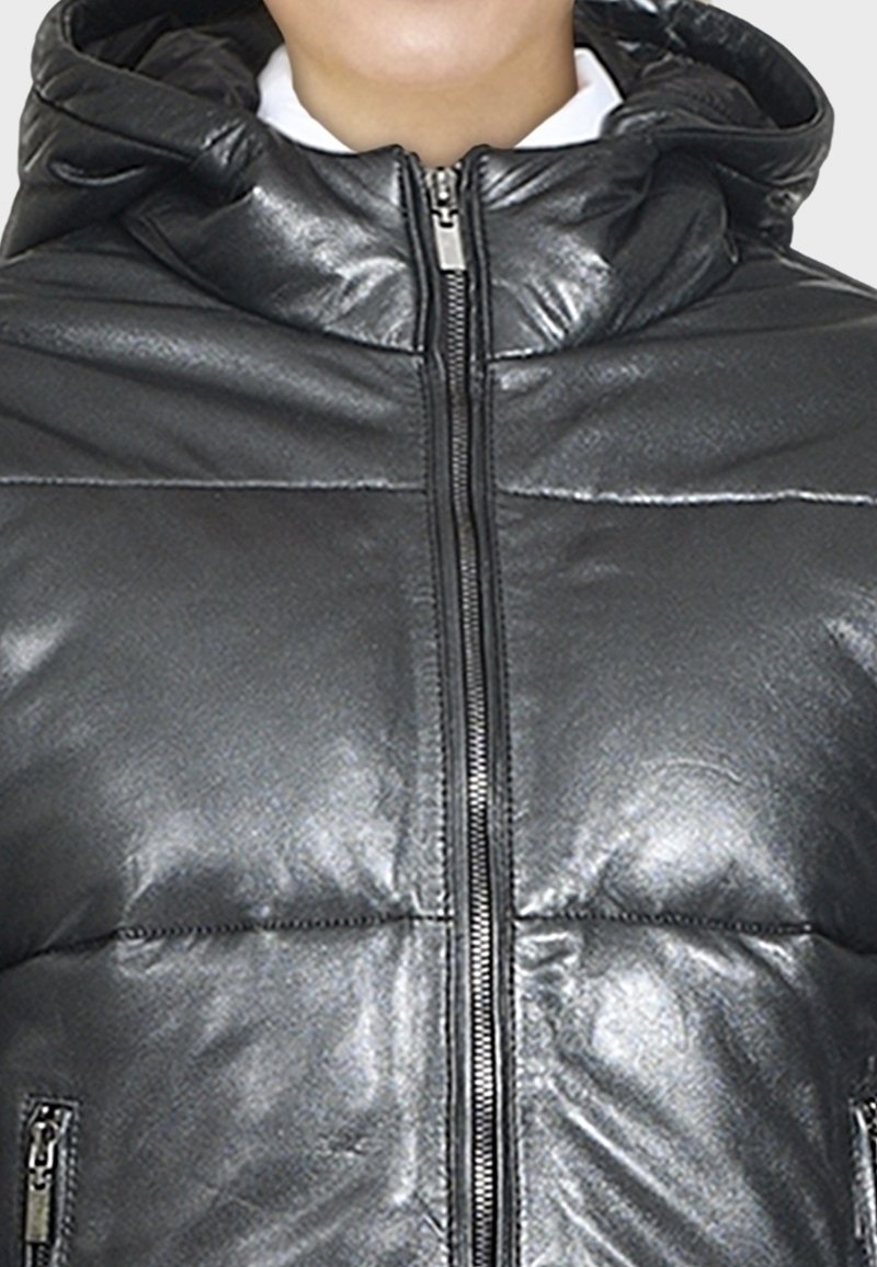 Schwarze, gepolsterte Jacke aus glänzendem Material, mit Kapuze, Reißverschluss und zwei seitlichen Taschen mit Reißverschluss.