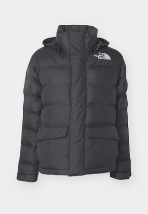 Casaco puffer preto com gola alta, fecho de correr e dois bolsos na frente; apresenta o logótipo "The North Face" no peito esquerdo.