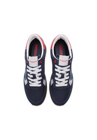 Sneakers blu navy con lacci bianchi e dettagli rossi. Materiali in cotone e gomma. Presentano pannelli laterali grigi e un'etichetta con logo sulla linguetta.