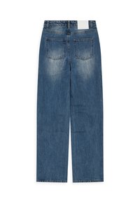 Jeans iz jeansa svetlo modre barve s sproščenim širokim krojem. Ima dve zadnji žepu in belo oznako na pasu. Enakomerna tekstura.