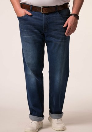Jeans in denim blu scuro con vestibilità dritta, caratterizzati da un classico design a cinque tasche e lievi dettagli di sbiadimento. Cuffs arrotolati e una cintura in pelle marrone.