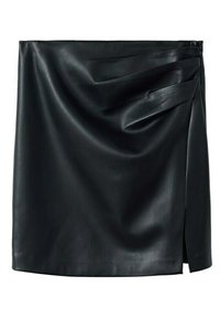 Mini falda de cuero negra con un diseño drapeado, textura suave y un cierre lateral con una sutil abertura en un lado.