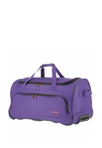 Paarse sporttas met zwarte accenten, twee voorkant ritsvakjes, bovenhandvatten en wielen voor gemakkelijke transport. Merkenlogo weergegeven.