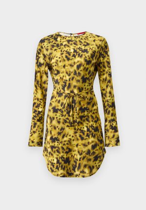 Robe à manches longues en imprimé léopard jaune vif, avec une taille cintrée à nouer, une texture douce et un col rond.