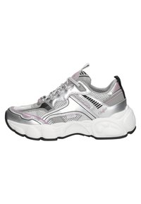 Srebrne sportowe sneakersy z siateczkową i syntetyczną powłoką, z masywną białą podeszwą, różowymi akcentami i czarnymi detalami. Wzmocniona pięta.