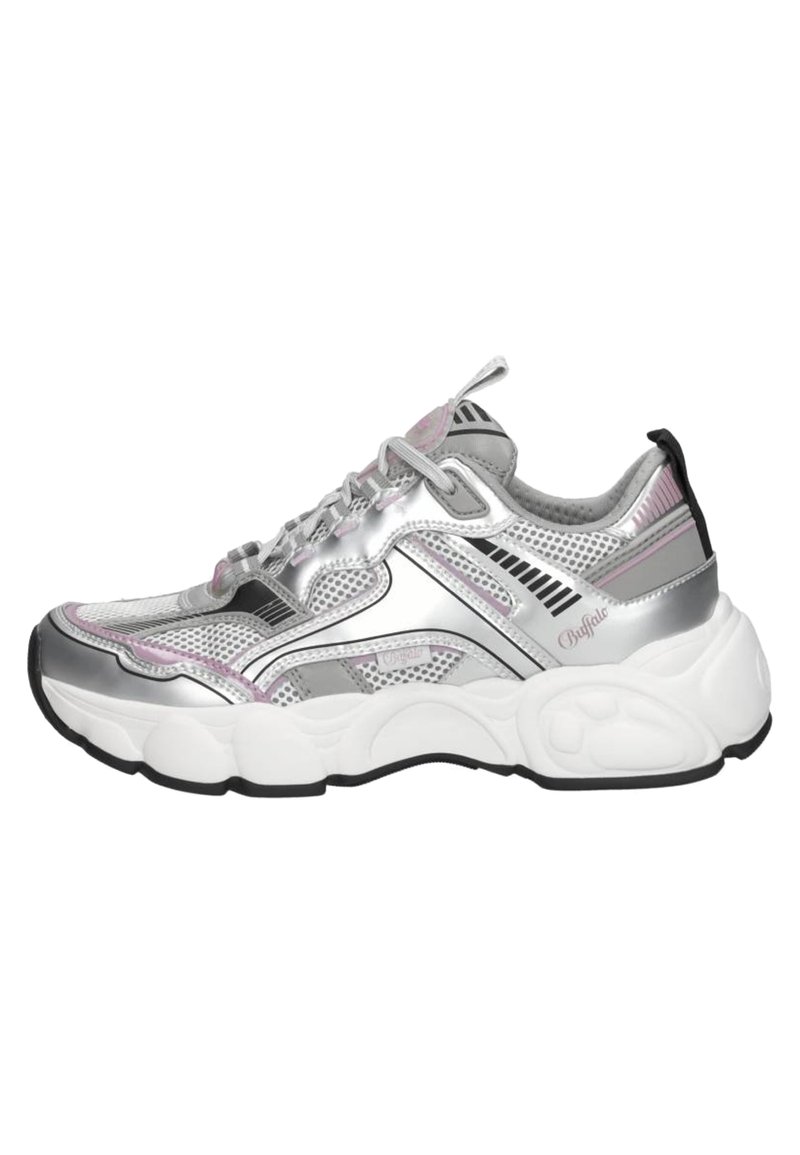 Srebrne sportowe sneakersy z siateczkową i syntetyczną powłoką, z masywną białą podeszwą, różowymi akcentami i czarnymi detalami. Wzmocniona pięta.