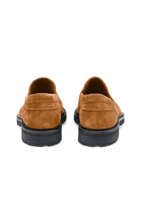 Brune ruskind slip-on sko med rund tå og struktureret overflade, der har sorte gummisåler og diskrete syninger.