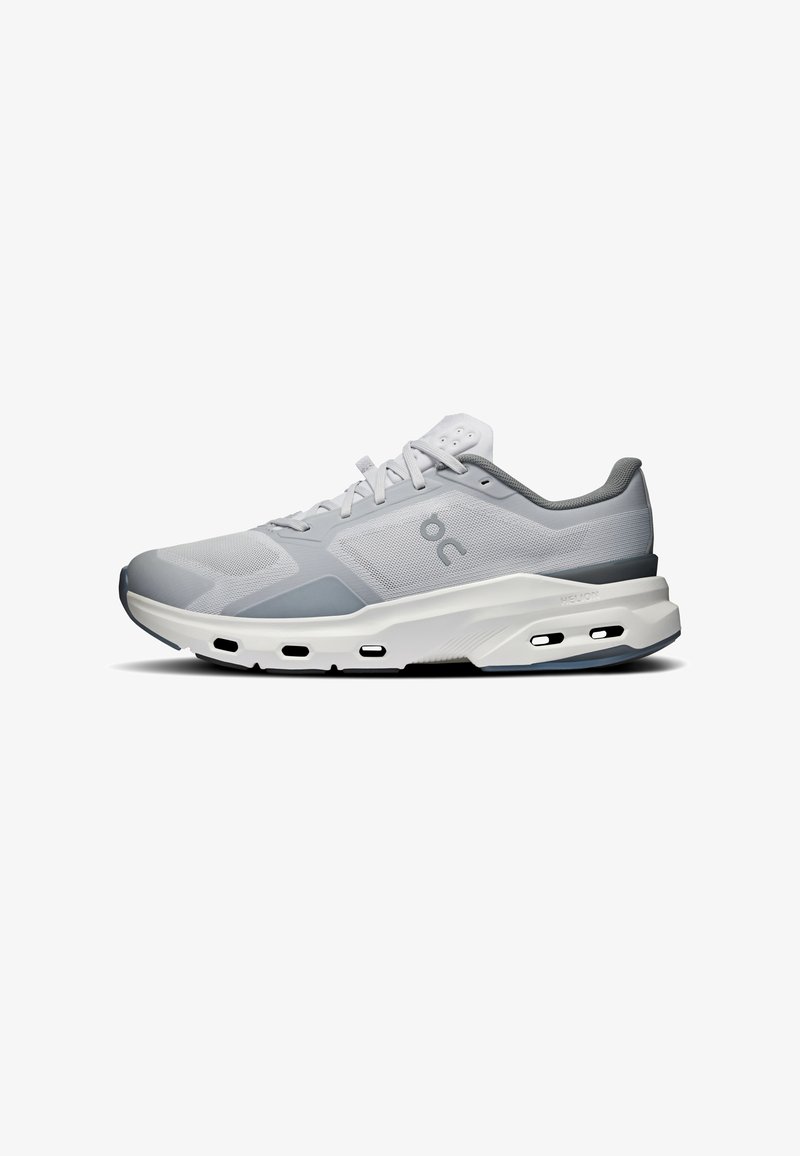 Chaussure de course athlétique gris clair avec semelle blanche, tige en mesh, lacets et logo de la marque « On » sur le côté, vue de profil gauche.