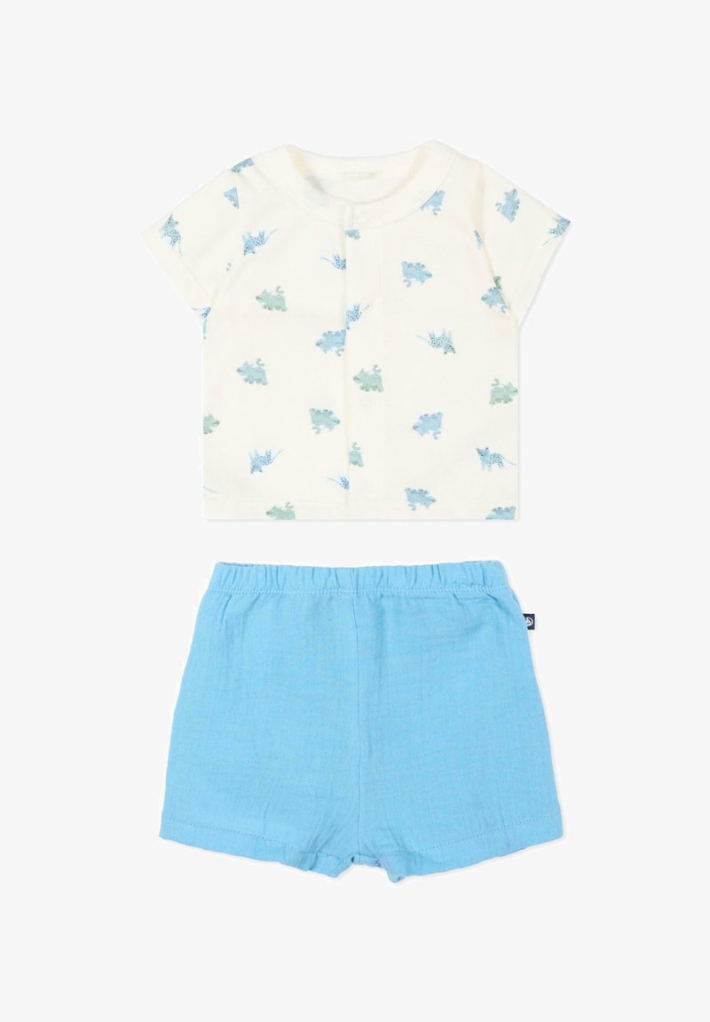 T-shirt bébé blanc à manches courtes avec imprimés de dinosaures bleus et verts, associé à un short bleu clair à taille élastique.