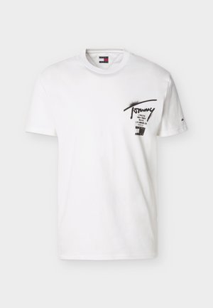 Witte Tommy Jeans T-shirt met korte mouwen met zwarte tekst met een lijst van steden en een logo op de linkerborst en een klein logo op de linkermouw.