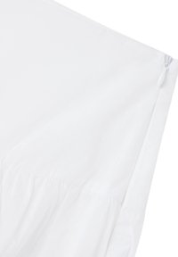 Tessuto bianco con una texture liscia, caratterizzato da un dettaglio arricciato e una chiusura con zip laterale per funzionalità.