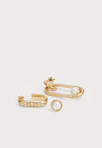 Gulltone øredobber med en teksturert overflate. Den ene har rhinsteiner, den andre har en perledekorasjon, og en liten hoop med en perle.