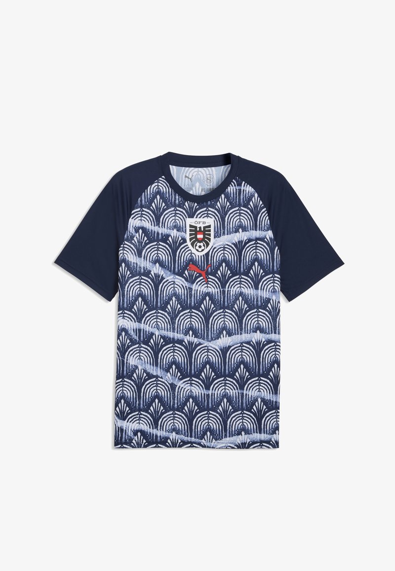 Κοντομάνικη αθλητική φανέλα σε ναυτικό μπλε με λευκό γεωμετρικό σχέδιο, κόκκινο λογότυπο Puma και έμβλημα της ποδοσφαιρικής ομάδας της Αυστρίας στο στήθος.