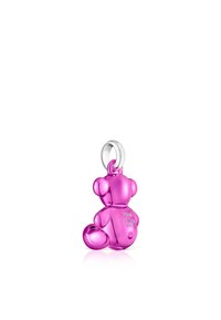 Charm de oso rosa translúcido con textura suave y bucle de acero inoxidable brillante. Presenta grabado "TOUS STAINLESS STEEL" en la parte posterior.