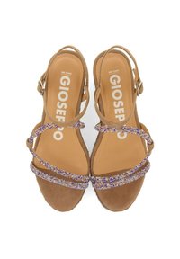 Sandalias de ante marrón con correas de cuentas moradas. Cuentan con una plantilla acolchada y una hebilla ajustable para un ajuste seguro. Suela plana y diseño abierto.