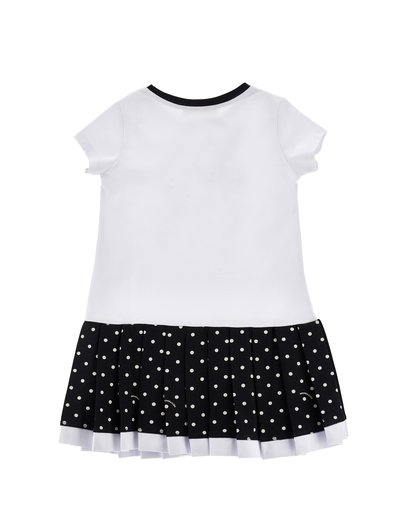 Λευκό φόρεμα με κοντά μανίκια, μαύρο στρογγυλό ντεκολτέ και πλισέ μαύρη φούστα με λευκές πουά.