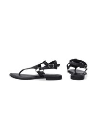 Sorte flade sandaler med en thong-design, teksturerede stropper, justerbar ankelspænde og en glat sål. Minimalistisk og let konstruktion.