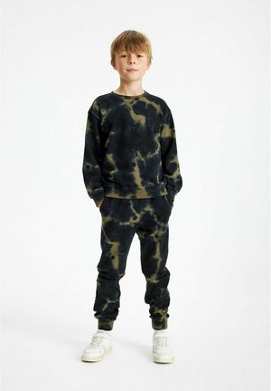 Zwart en olijfgroen tie-dye sweatshirt en joggers set, van zacht katoen, relaxte pasvorm, ribgebreide boorden, bijpassende kleurencombinatie, gedragen met witte sneakers.
