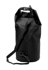 Bolsa de deporte impermeable negra, hecha de material duradero, con cierre enrollable, correa ajustable y punto de sujeción de hardware en el lateral.