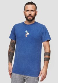 Modrá bavlněná tričko s potištěnou postavou Goofy na hrudi, krátké rukávy a klasický kulatý výstřih.