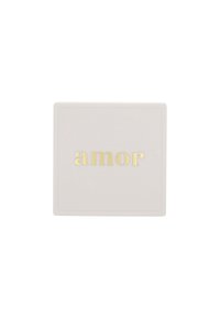 Plato cuadrado de cerámica blanca con la palabra "amor" en letras doradas en relieve, con un acabado suave y brillante y bordes redondeados.