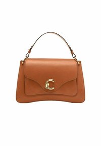 Borsa a mano in pelle color cuoio con design strutturato, chiusura a patta, bordi arrotondati e un accento 'C' in tonalità oro. Include un manico singolo in alto.