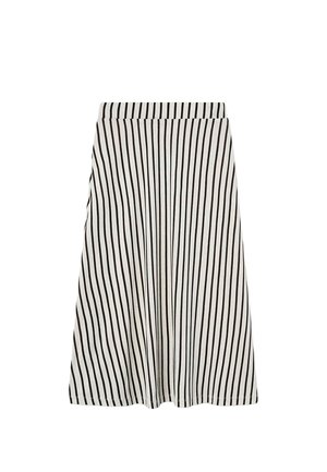 Falda blanca de línea A con rayas negras verticales y cintura ajustada, de longitud hasta la rodilla o un poco más abajo, hecha de tela ligera.