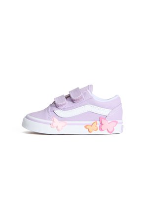 Zapatilla infantil lila con dos tiras de velcro, detalle ondulado blanco, suela blanca y decoraciones de mariposas rosas y naranjas en el lateral.