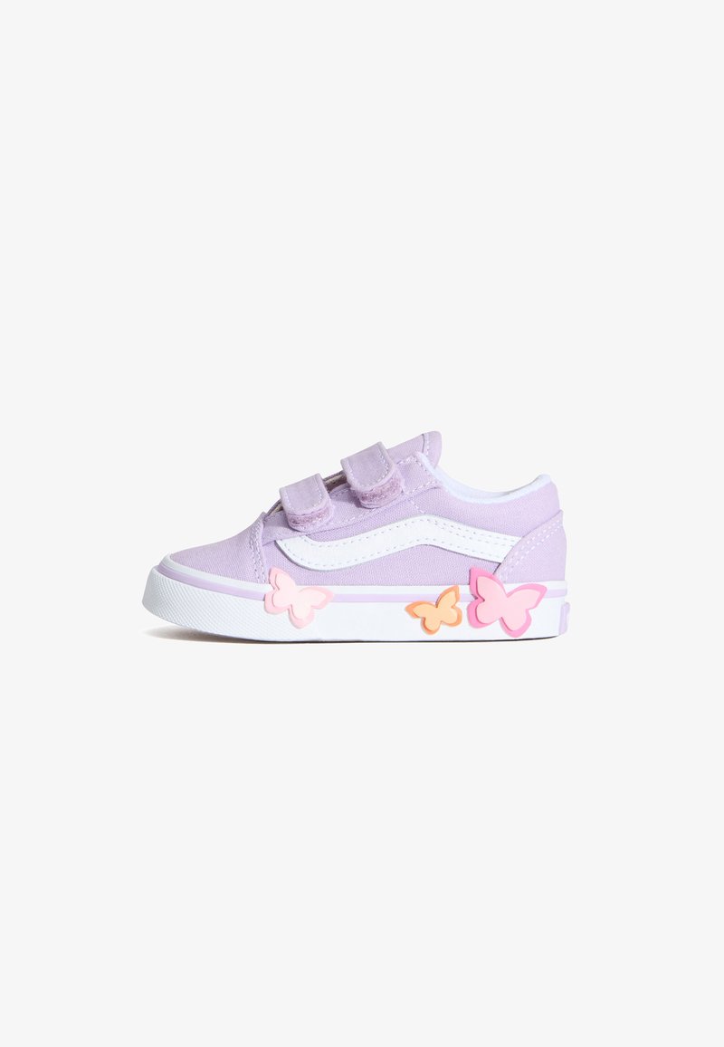 Baskets lilas pour tout-petits avec deux bandes velcro, détail vague blanc, semelle blanche, et décorations papillons roses et orange sur le côté.