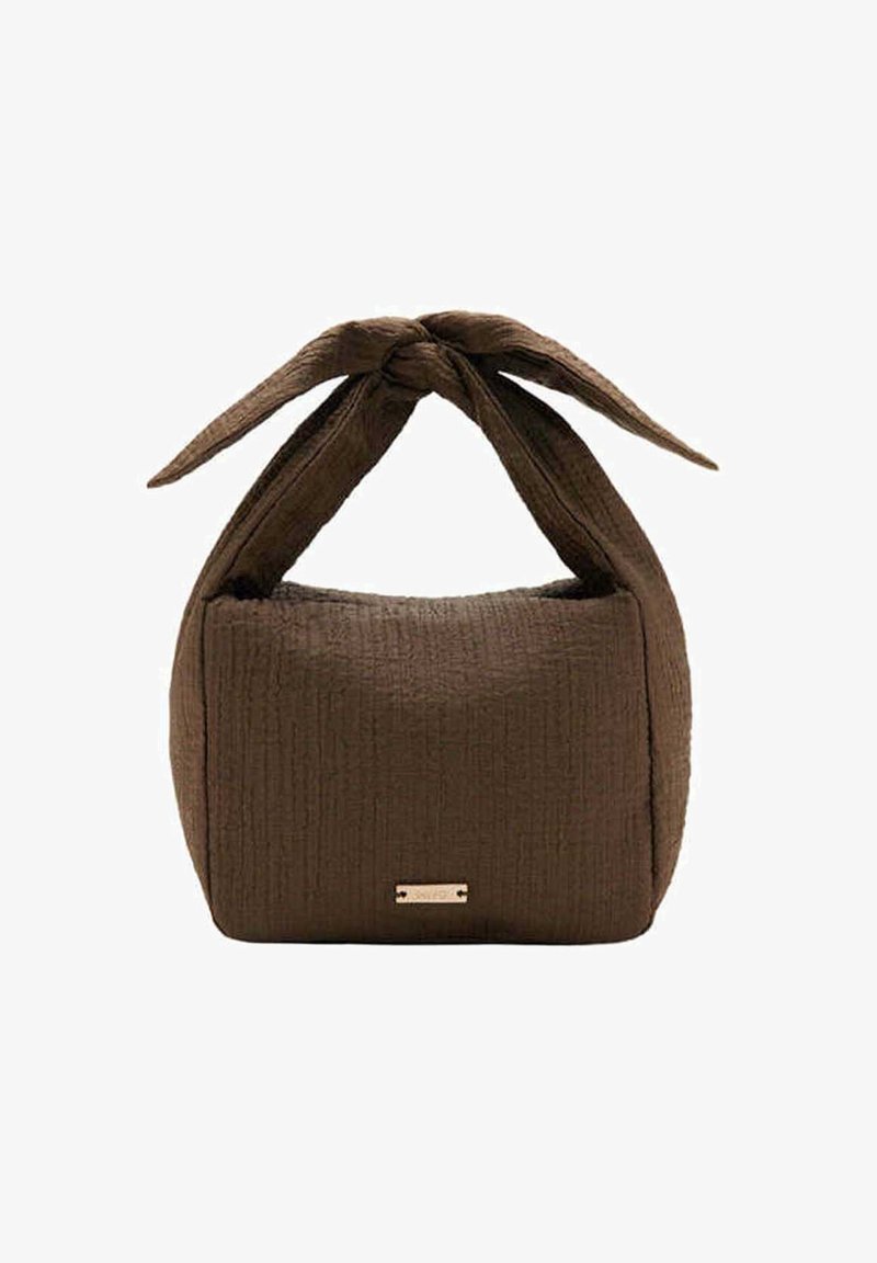 Sac à main en tissu marron texturé avec une poignée nouée et une petite plaque métallique rectangulaire avec logo au centre avant.